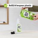 Vullen van een Marcel's Green Soap allesreiniger sprayfles met navulling lavendel en rozemarijn.