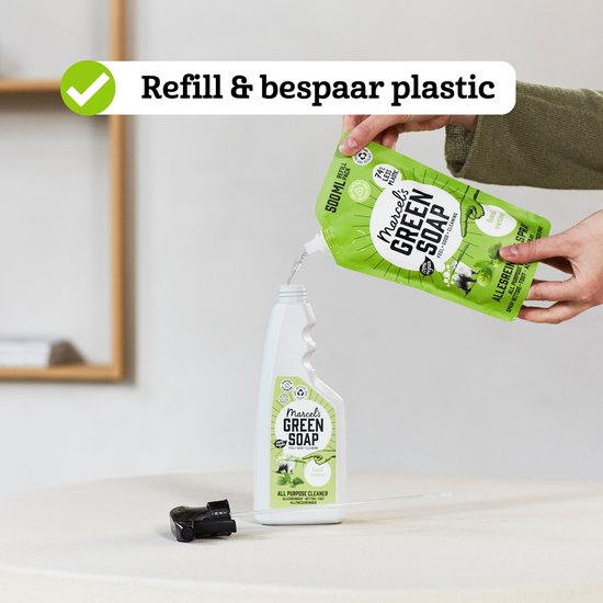 Vullen van een Marcel's Green Soap allesreiniger sprayfles met navulling lavendel en rozemarijn.