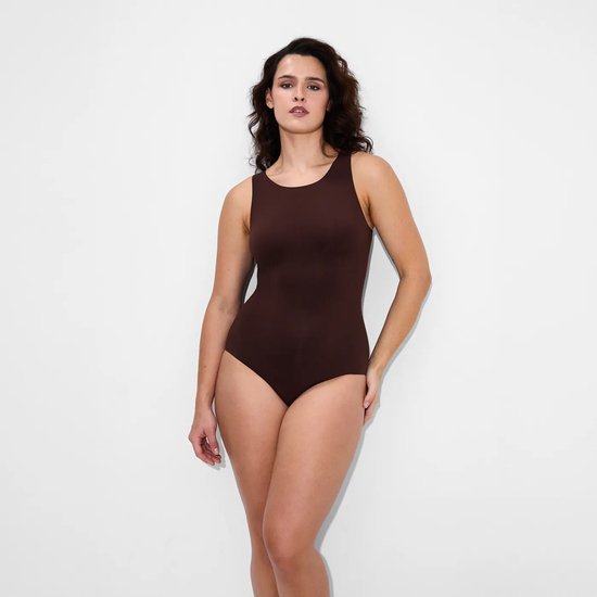 Model in een bruine naadloze bodysuit met ronde hals.
