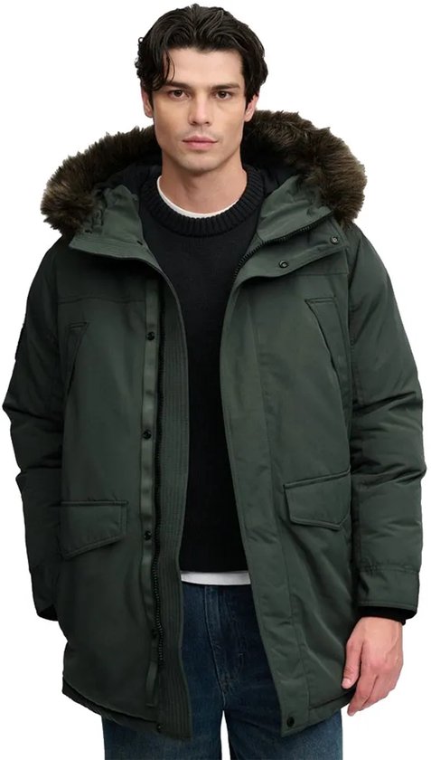 Man in open donkergroene Superdry Everest parka, met imitatiebont op de capuchon.