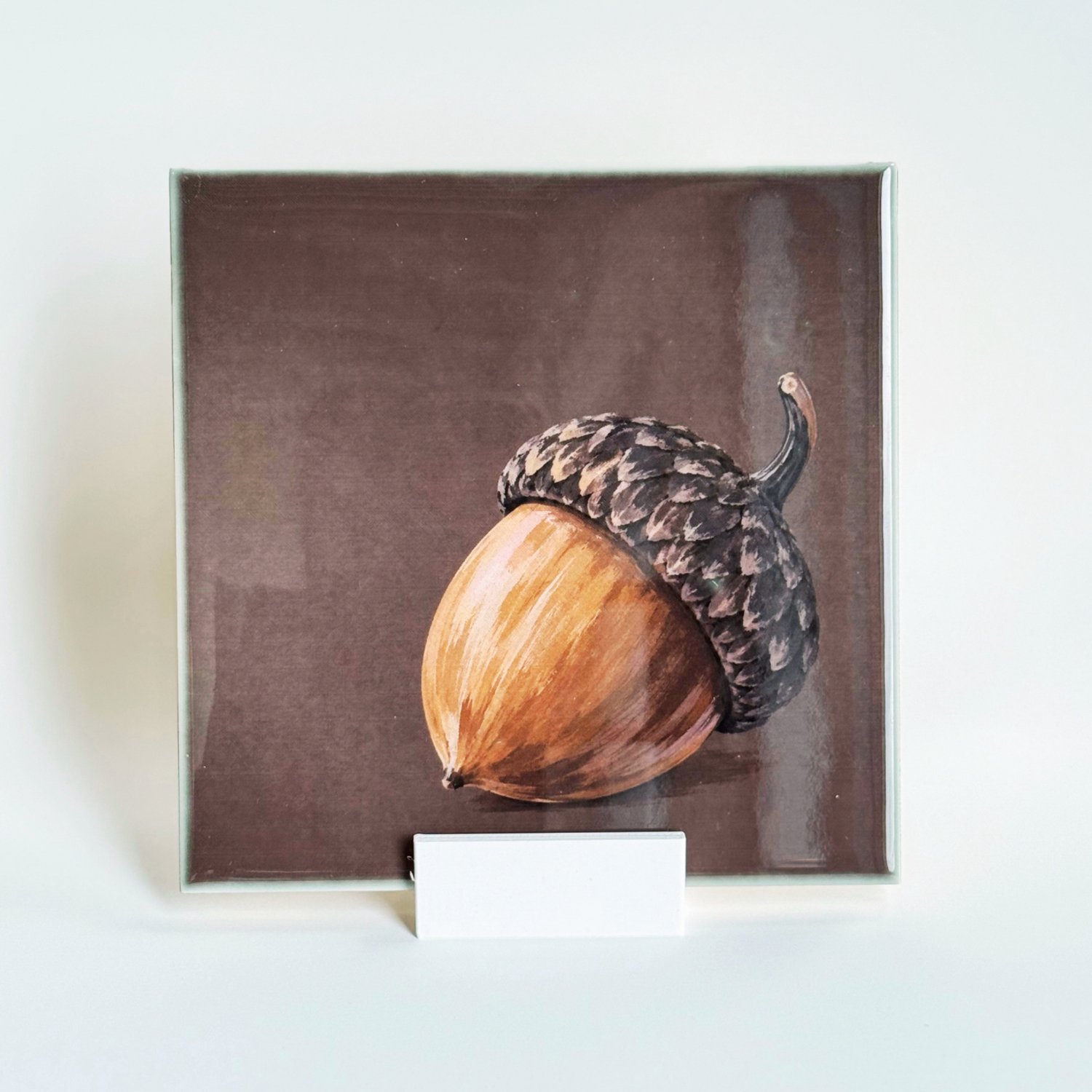 Bedruk King Tegeltje met Eikel – Keramisch Tegeltje 11x11 cm met Houdertje – Herfstdecoratie