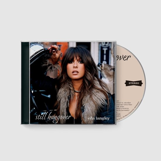 CD-hoes met Ella Langley die een bruine bontjas met franjes draagt en de tekst 'still hungover' en 'ella langley'.