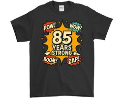 85 Jaar Shirt – 85 YEARS STRONG – Verjaardag Outfit – Unisex T-Shirt voor Dames & Heren – Leuk Cadeau voor 85-jarigen