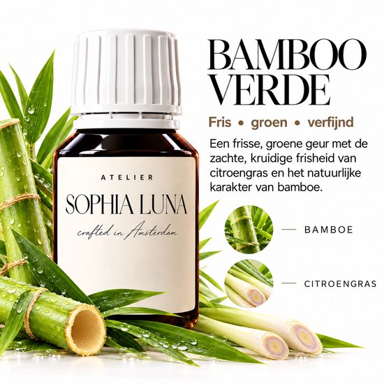 Bruin flesje Bamboo Verde van Atelier Sophia Luna omringd door verse bamboe en citroengras met waterdruppels.