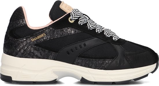 Zwarte sneaker met panterprint accenten, zwart/wit geblokte veters en beige zool. Het merk "SHABBIES" is zichtbaar.