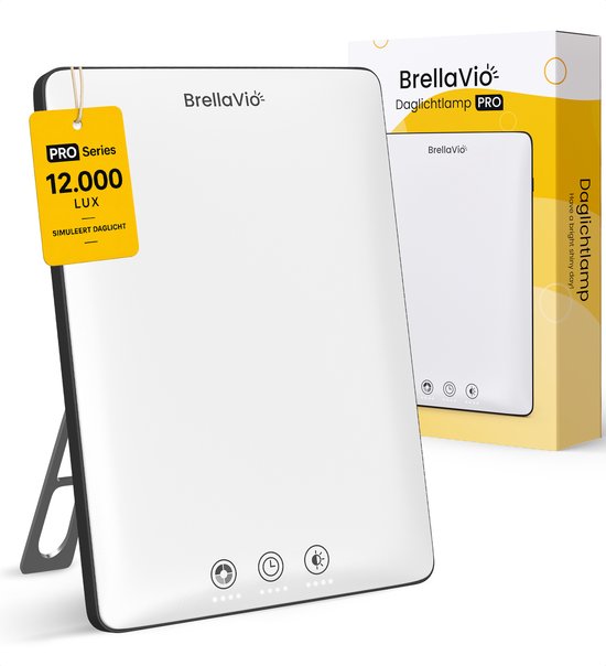 BrellaVio Daglichtlamp PRO met 12.000 LUX. Zwart met standaard, met icoontjes voor lichtsterkte, timer en aan/uit. Gele sticker met 'PRO Series 12.000 LUX SIMULEERT DAGLICHT'.