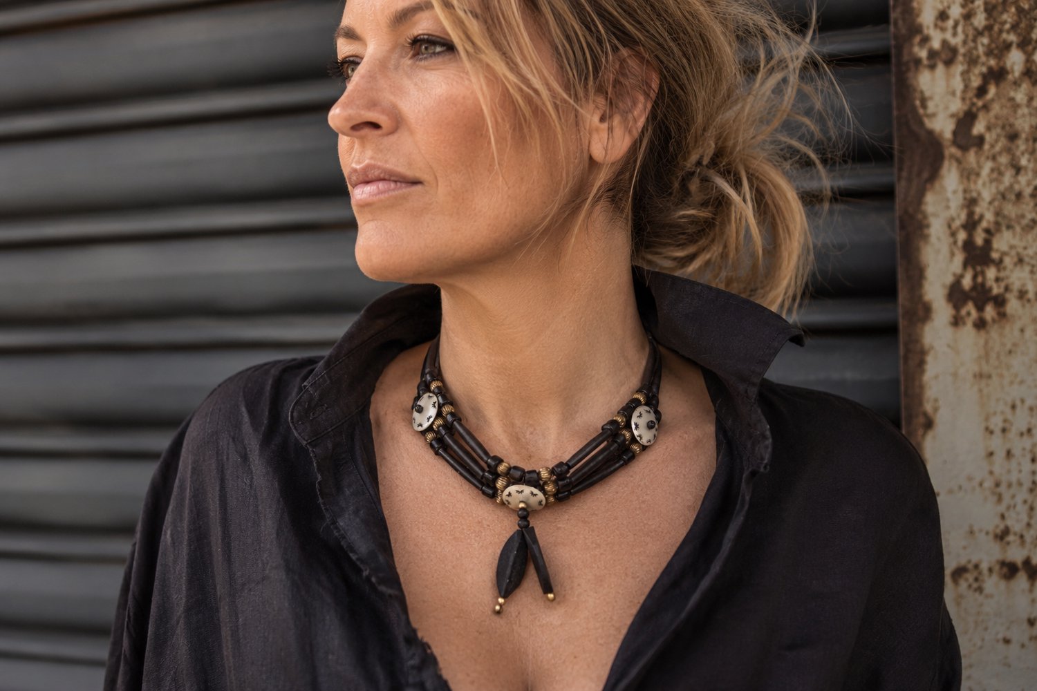 ZoeZo Design - Ibiza - Boho - cowboy - ketting - zwart - hout - leer - kralen - knoopsluiting - verstelbaar - lengte 20 cm (enkel gemeten)