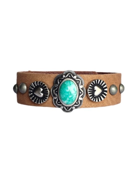 Bruin leren armband met zilverkleurige studs, hartjes en een turquoise steen in het midden.