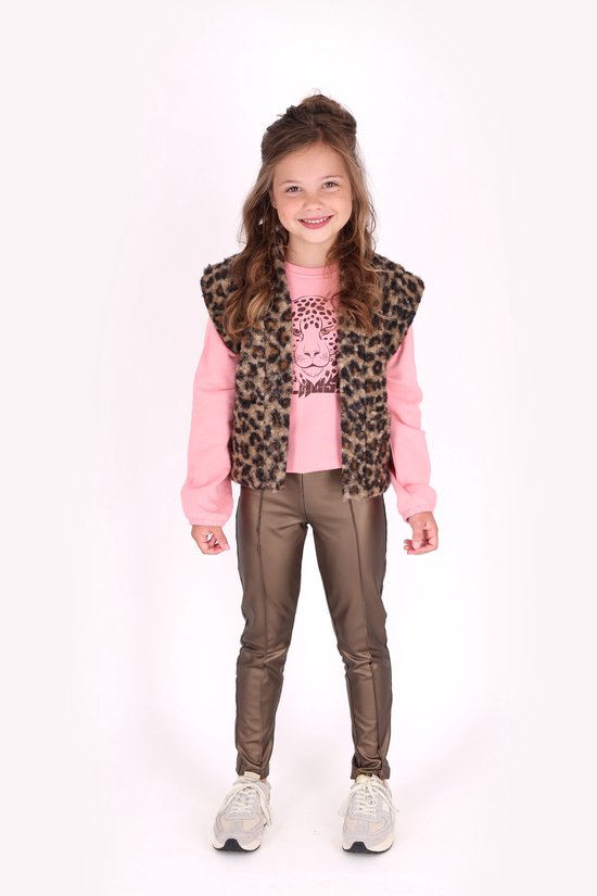 Meisje met lang bruin haar, draagt roze trui met panterprint, beige nepbont gilet en bruine broek.