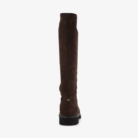 Achterkant van de bruine Tamaris stretchlaars met decoratieve metalen knop.