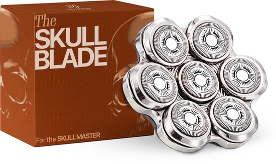 Zilverkleurige scheerkop met 7 bladen, inclusief de oranje doos van 'The SKULL BLADE' met de tekst 'For the SKULL MASTER'.