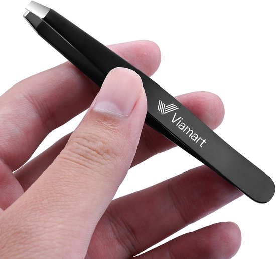 Hand die een zwarte pincet met zilverkleurige punt vasthoudt.
