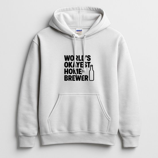 Witte hoodie met capuchon en zwarte tekst: World's Okayest Home Brewer, inclusief een icoon van een bierfles.
