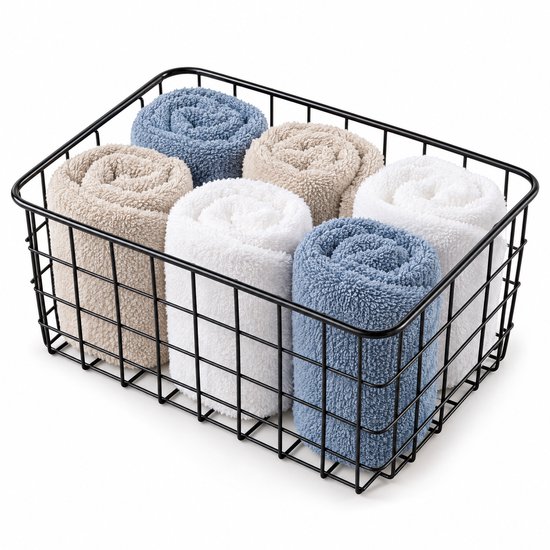 Zwarte metalen draadmand gevuld met opgerolde blauwe, beige en witte handdoeken.