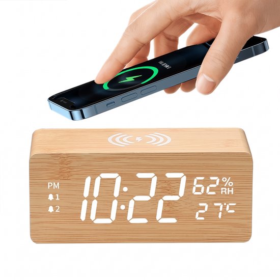 Bamboe digitale wekker met witte LED-tijd, luchtvochtigheid en temperatuur. Smartphone wordt draadloos opgeladen.