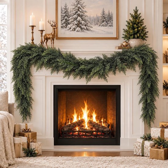 Dikke Norfolk dennenslinger gedrapeerd over een witte open haard, omringd door kerstcadeaus en decoraties.