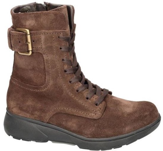 Botte courte en daim marron foncé avec lacets et boucle sur le côté.