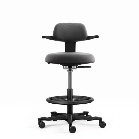 Zwarte ergonomische bureaukruk met hoge rugleuning, armleuningen en een ronde voetsteunring, op een witte achtergrond.
