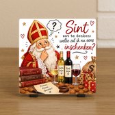 Spreuktegel "Sint zat te denken: Welke zal ik nu eens inschenken?" - Tegeltjes met tekst - Cadeau - Wijn - Sinterklaas - Feestdagen - Incl standaard - CreaCraft - Brievenbuscadeau - Vriend, vriendin, familie, zus, collega