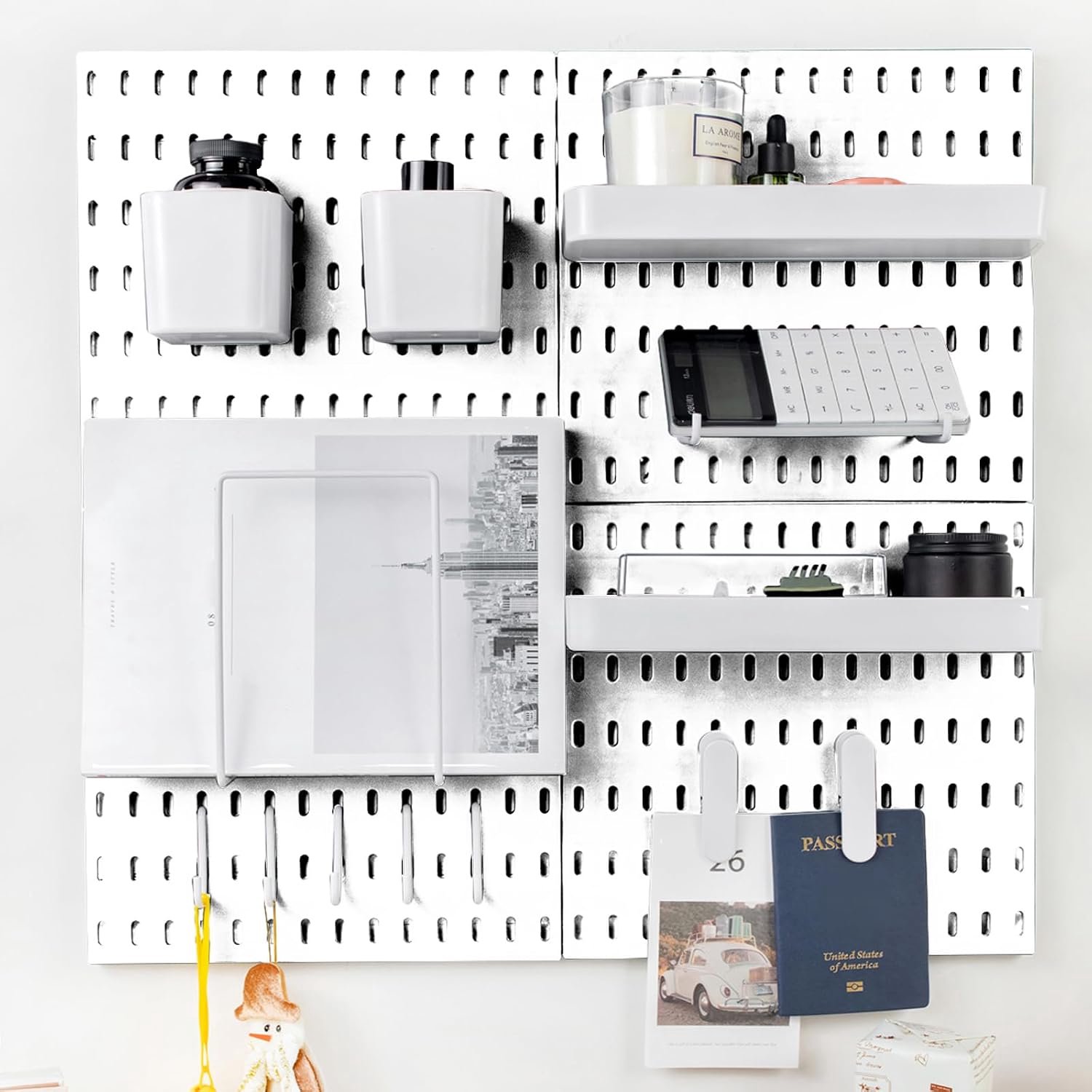 Combinatieset voor wandorganizer, wandgemonteerde Pegboard Kits voor keuken, slaapkamer, kantoor en badkamer, 4 stuks witte pegboards en 14 accessoires, 22" x 22"