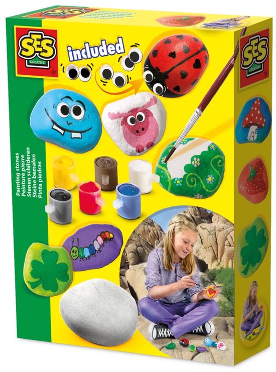 Doos met SES Creative stenen schilderen set. Bevat stenen, verf, penseel, wiebeloogjes en voorbeelden van geschilderde stenen zoals een lieveheersbeestje, paddenstoel, aardbei, klavertje vier en een monster.