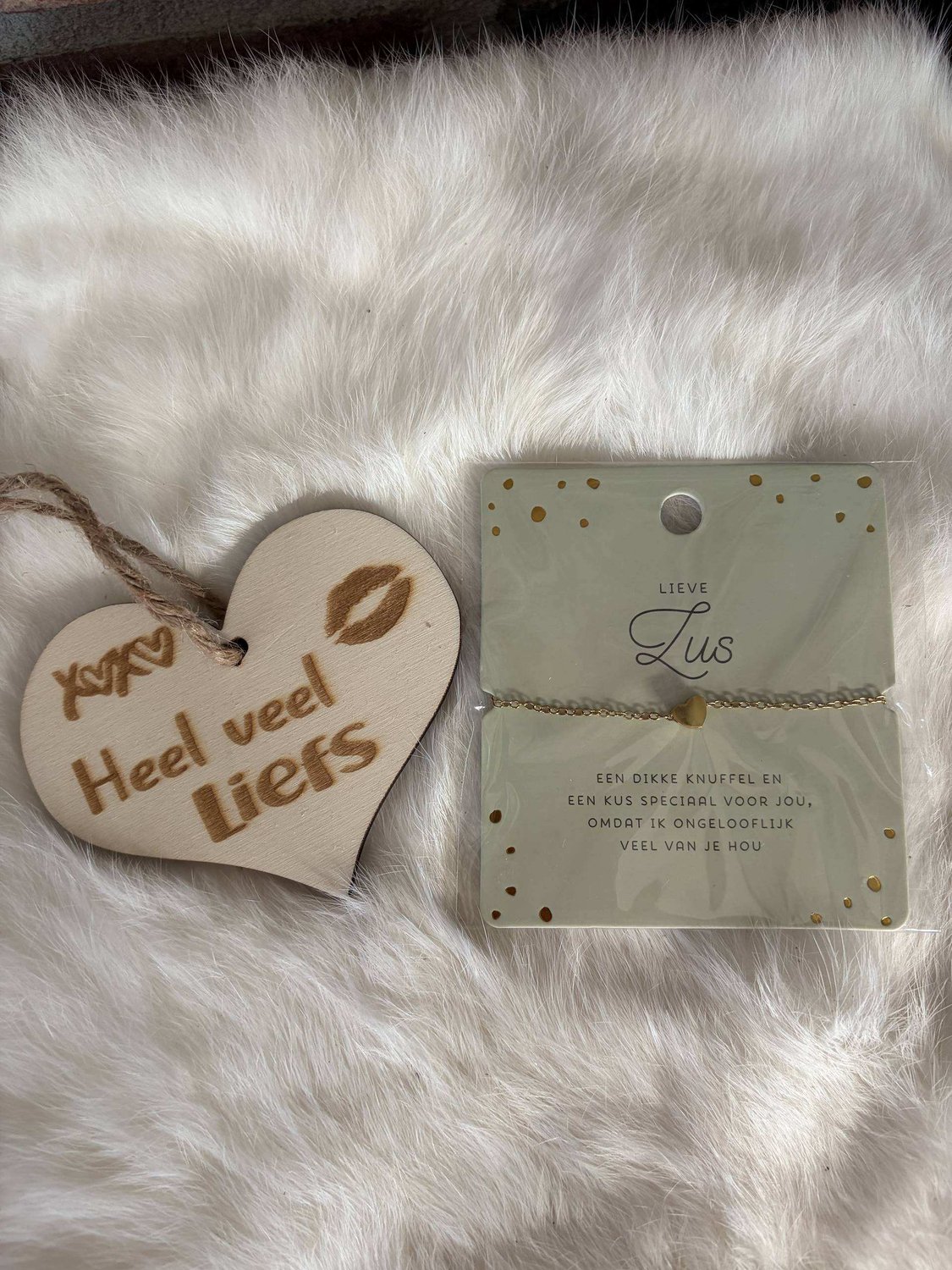 Creaties van hier – Hart Armband - goud – 8x9 – verstelbaar - Lieve Zus - met houten hartje