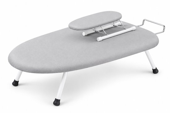 Een grijze, opvouwbare strijkplank met een klein mouwplankje en witte metalen poten.