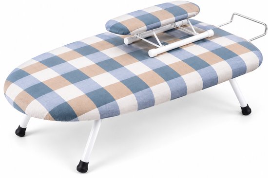Opvouwbare tafelstrijkplank met blauw-beige geblokte hoes, inclusief opklapbaar mouwplankje en wit frame.
