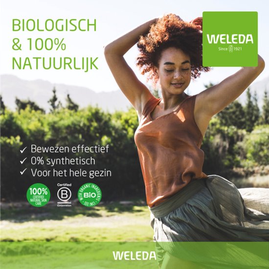 Vrouw met krullend haar, lacht, armen in de lucht. Weleda biologische en 100% natuurlijke verzorging.