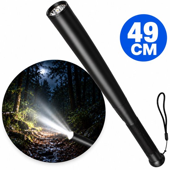 Zwarte zaklamp van 49 cm met polsbandje, verlicht een donker bospad.