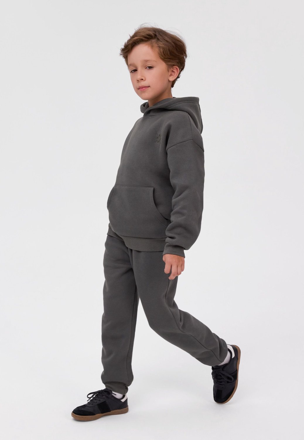Minoti trainingspak jongens – hoodie met borduursel – smalle broek – kaki