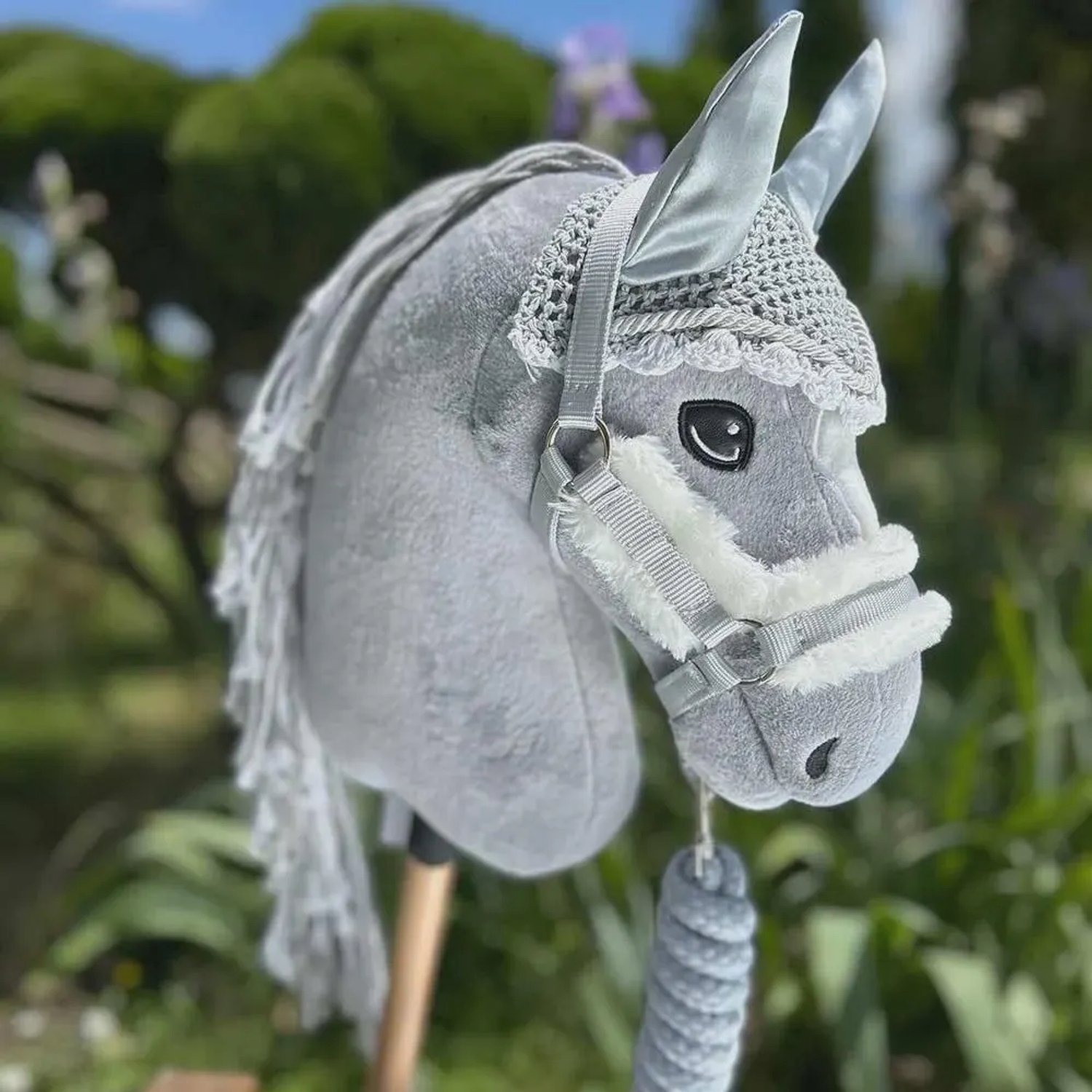 Hobby Horse Land- Silver Moon Grijs Paard - Maat A3 (L) - Met Grijs Halster en Satijnen Vliegenkap