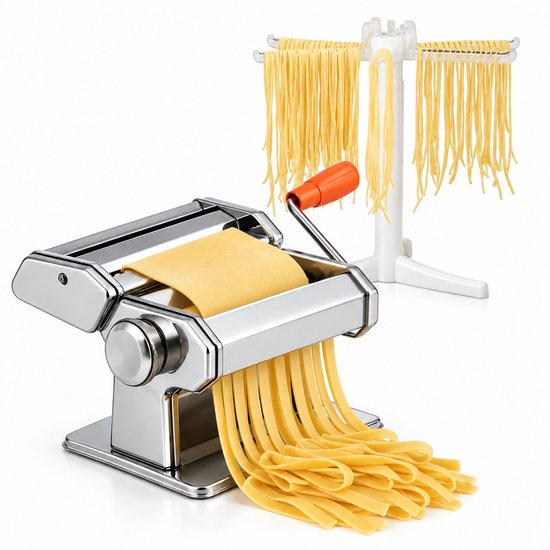 RVS pastamachine met oranje handvat en verse pasta, met een wit afdruiprek met pasta.