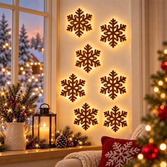 Zes verlichte bruine houten sneeuwvlokken als wanddecoratie in een gezellig verlicht kerstinterieur.