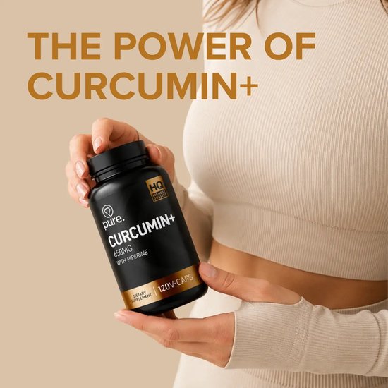Close-up van handen die een potje Pure. Curcumin+ vasthouden. Tekst: The Power of Curcumin+.