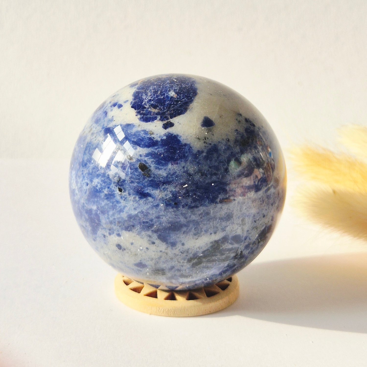 Moonlight Gemstones Edelsteen Sodaliet Bol – 5-6cm – sodalite sphere Meerkleurig