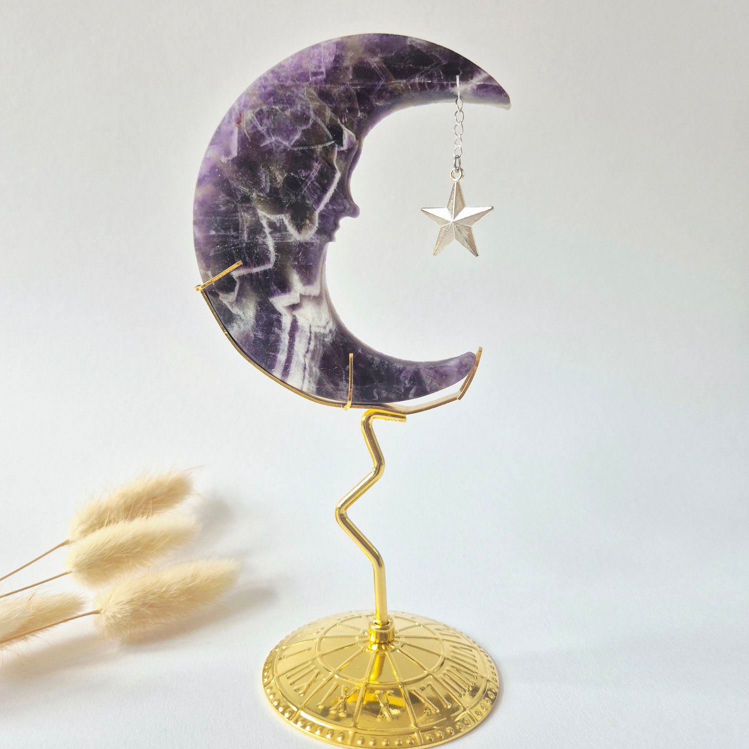 Moonlight Gemstones Dream Amethist Maan op Goudkleurige Standaard – 10cm #18 - Edelsteen Gezicht Gravure Spiritueel Interieur Meerkleurig