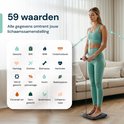 Femme en tenue de sport vert menthe sur une balance connectée, avec des icônes de mesures corporelles comme le poids, l'IMC et le rythme cardiaque.