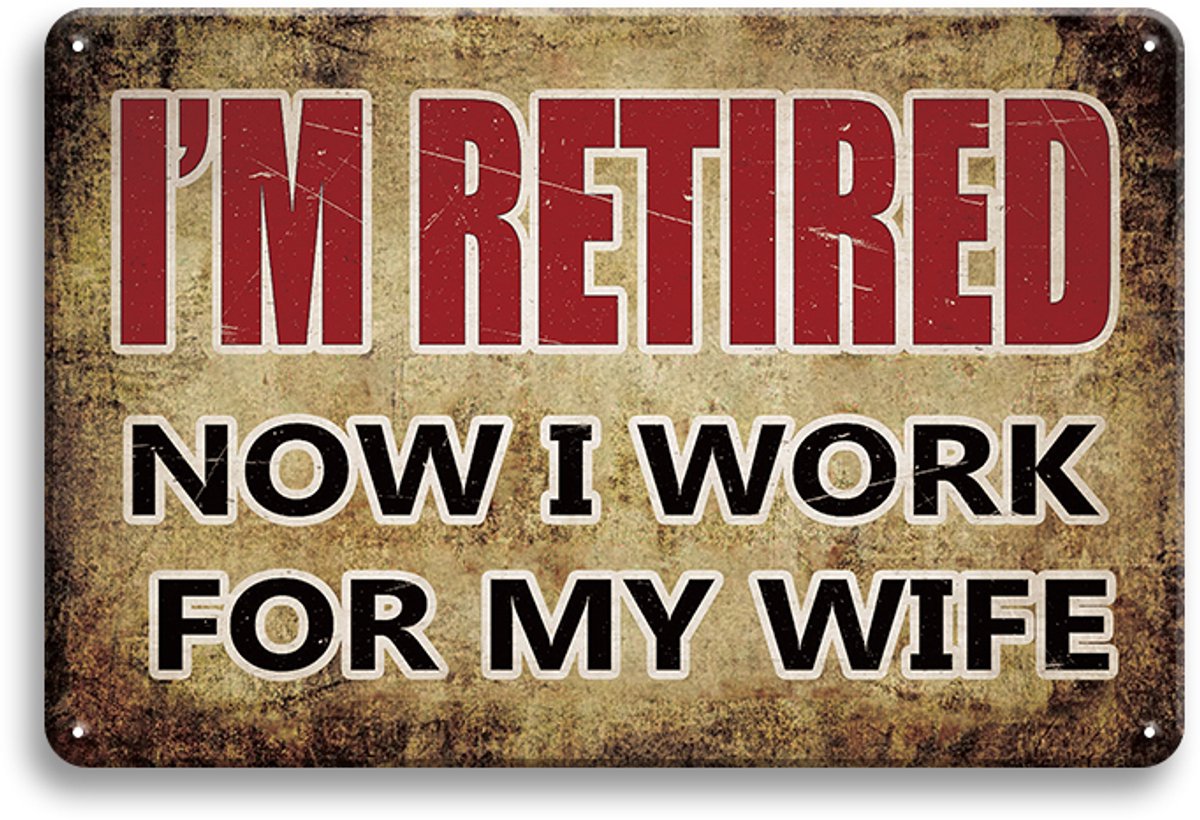 I'm Retired Now I Work For My Wife Wandbord 20x30cm - Grappig Pensioen Tekstbord – Vintage Retro Wanddecoratie – Cadeau Gepensioneerde