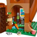 Interieur van de LEGO Friends boomhut met wasbeer, wortel, lamp, poster, klembord en verrekijker.
