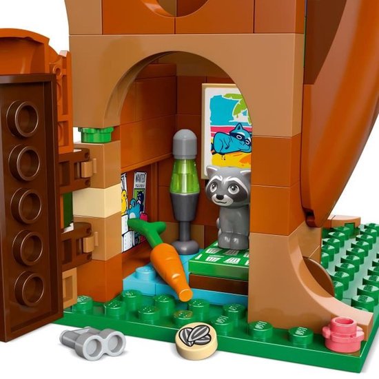 Interieur van de LEGO Friends boomhut met wasbeer, wortel, lamp, poster, klembord en verrekijker.