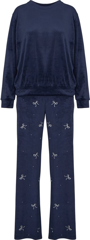 Donkerblauwe pyjamaset van velours met strikje print, bestaande uit een longsleeve en een lange broek.
