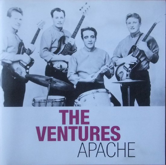Zwart-wit foto van The Ventures, vier mannen met gitaren en een drummer, met de tekst 'THE VENTURES APACHE'.