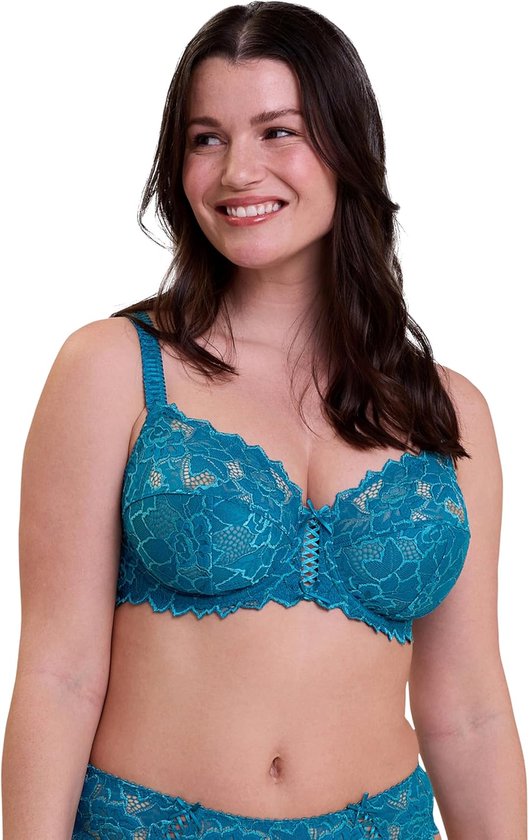 Model in een blauwe kanten lingerie set met vetersluiting in het midden.