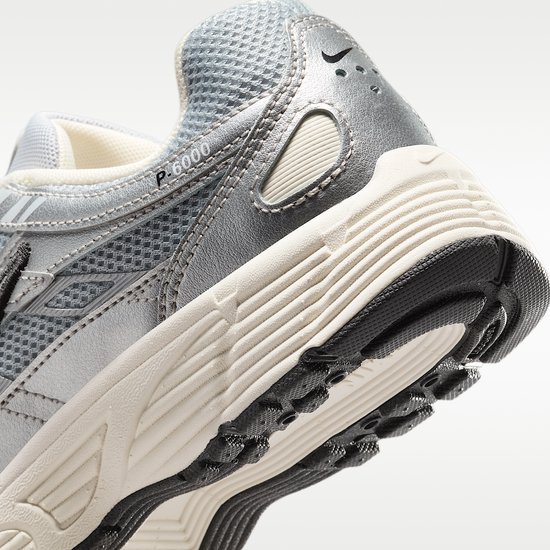 Detail van de zool en zijkant van een zilveren Nike P-6000 sneaker met crème zool.