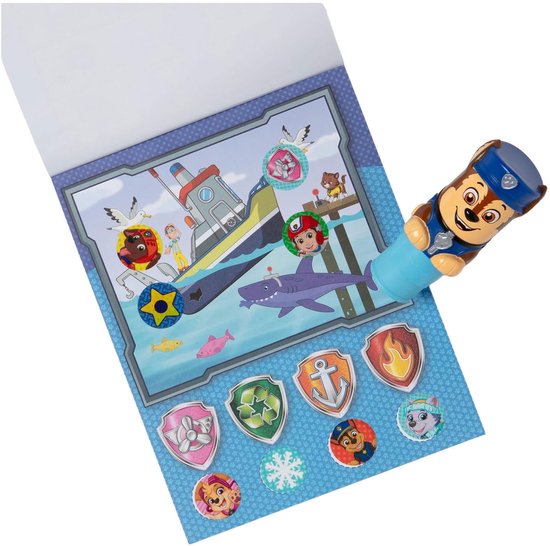 Sticker Wow! PAW Patrol Chase stickerstamper in gebruik op een boek met maritieme scènes, haaien en PAW Patrol karakters.