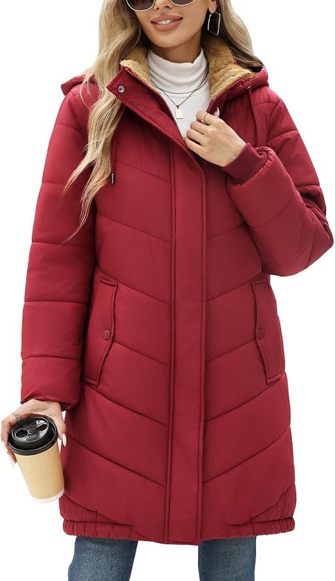 Bordeauxrode gewatteerde parka met capuchon, beige fleece voering, rits, drukknopen en zakken, gedragen over een coltrui.