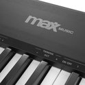 Close-up van zwart MAX MUSIC keyboard met 'TWINOVA OCT' en 'ON/OFF' knoppen.