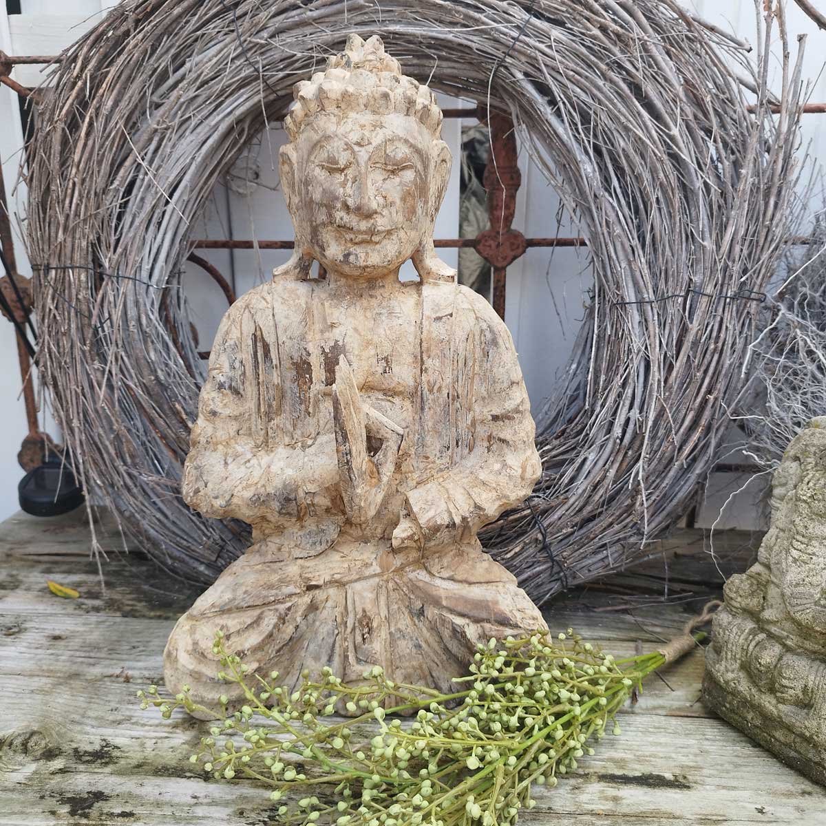 Houten boeddha zittend