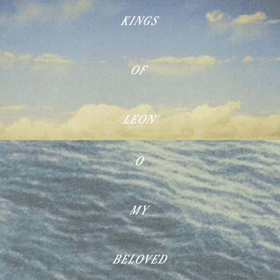 Pochette de l'album "Kings of Leon - O My Beloved" : une mer bleue agitée sous un ciel jaune pâle avec des nuages blancs. Le texte "KINGS OF LEON O MY BELOVED" est centré.